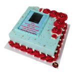 เค้กวันเกิดสีฟ้า บีบครีมดอกกุหลาบสีแดง