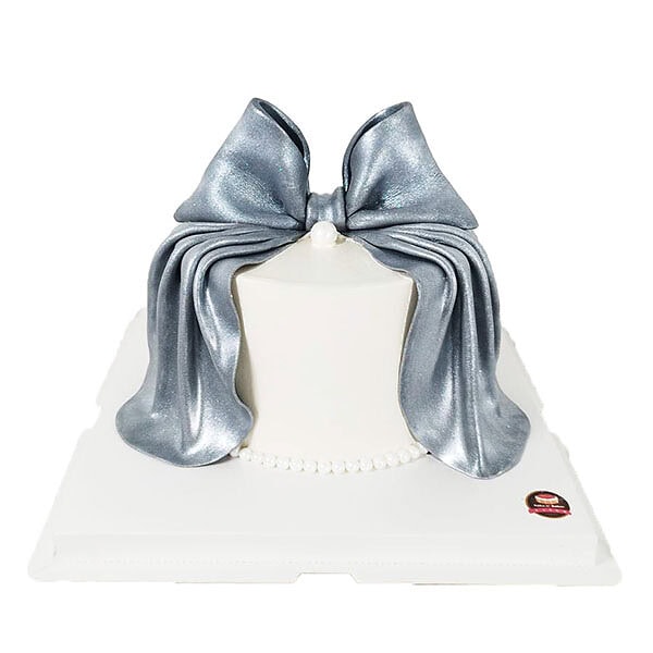 เค้กสีขาว ผูกโบว์สี millenium หรูหรา