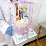 เค้กโฟโต้ สกรีนรูปภาพแบบ Pop-up พร้อมป้าย HBD ตกแต่งสีม่วงขาว