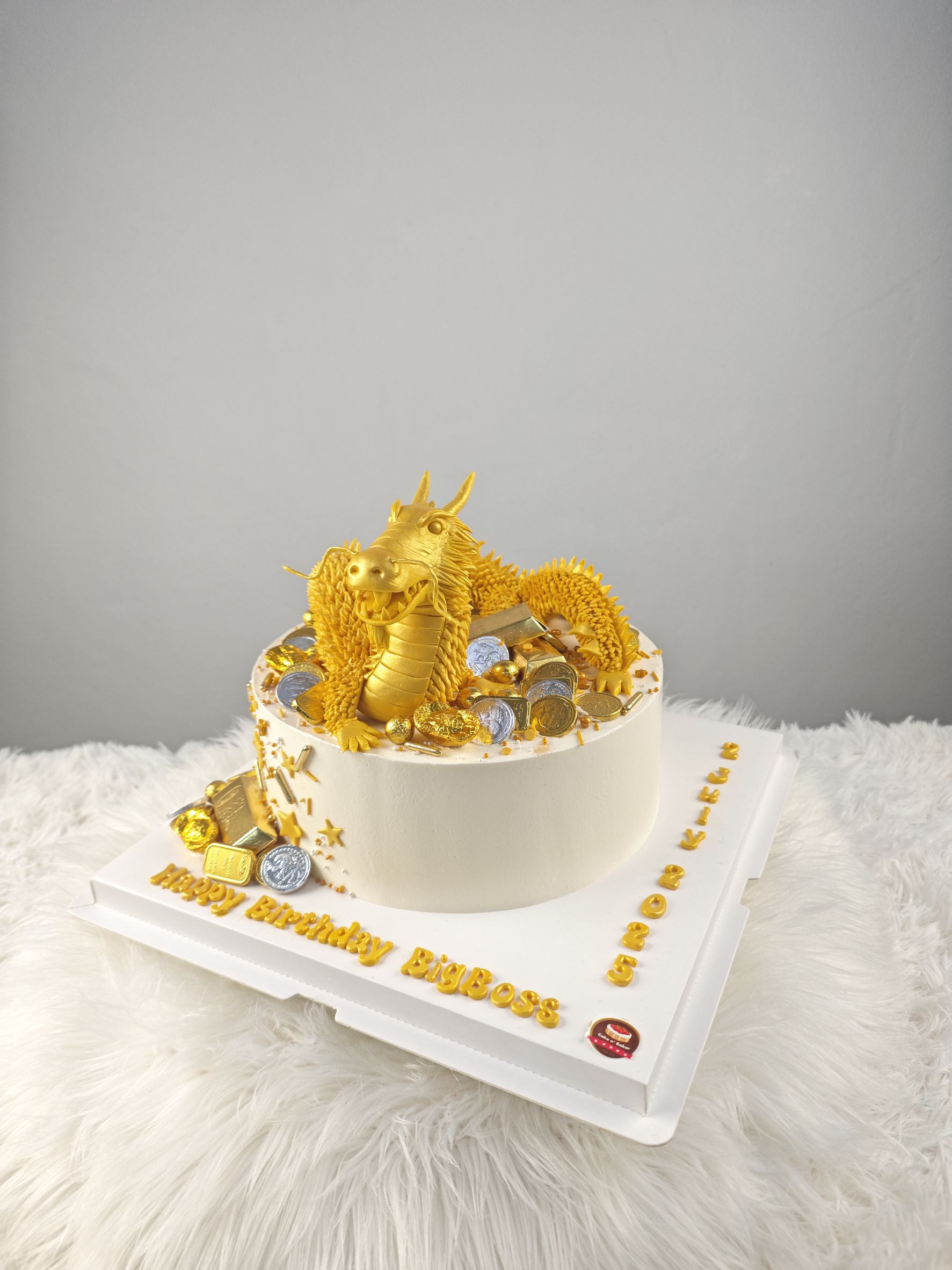 เค้กมังกรทอง มงคล สวยงาม