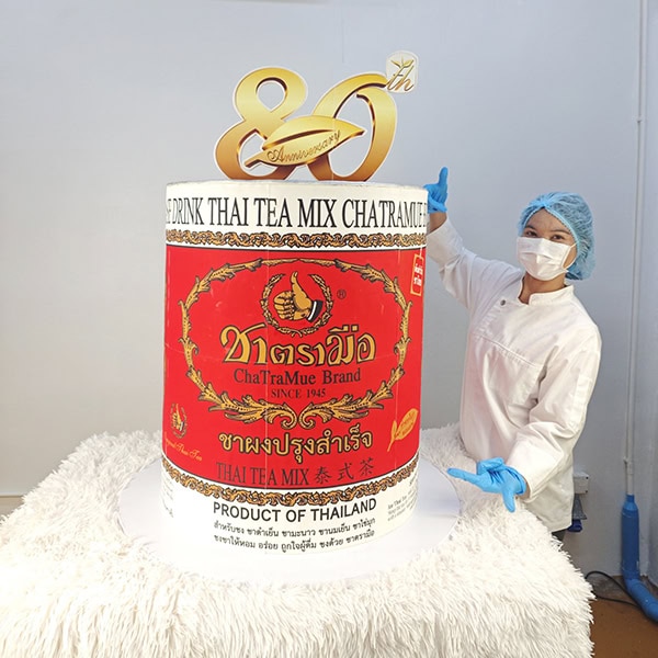 เค้กขนาดใหญ่ ฉลองครบรอบ80ปี ชาตรามือ