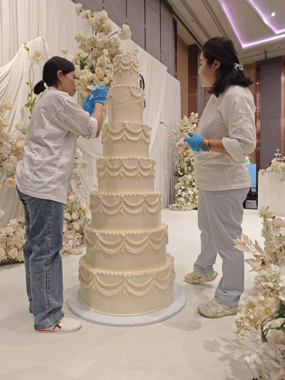 เค้กแต่งงาน 7ชั้น สูงเท่าตัวเจ้าสาว 6 เค้กแต่งงาน 7ชั้น สูงเท่าตัวเจ้าสาว