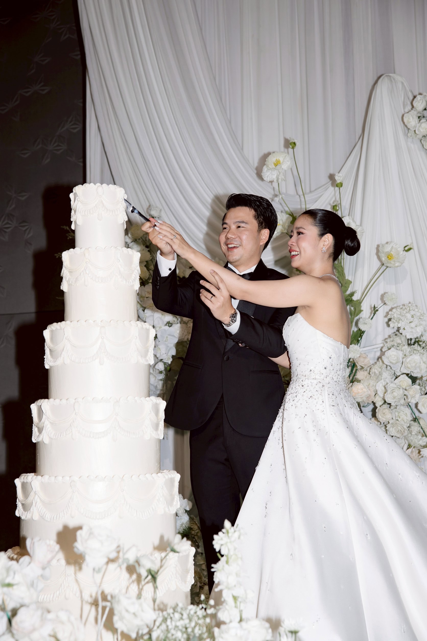 เค้กแต่งงาน 7ชั้น สูงเท่าตัวเจ้าสาว 3 เค้กแต่งงาน 7ชั้น สูงเท่าตัวเจ้าสาว