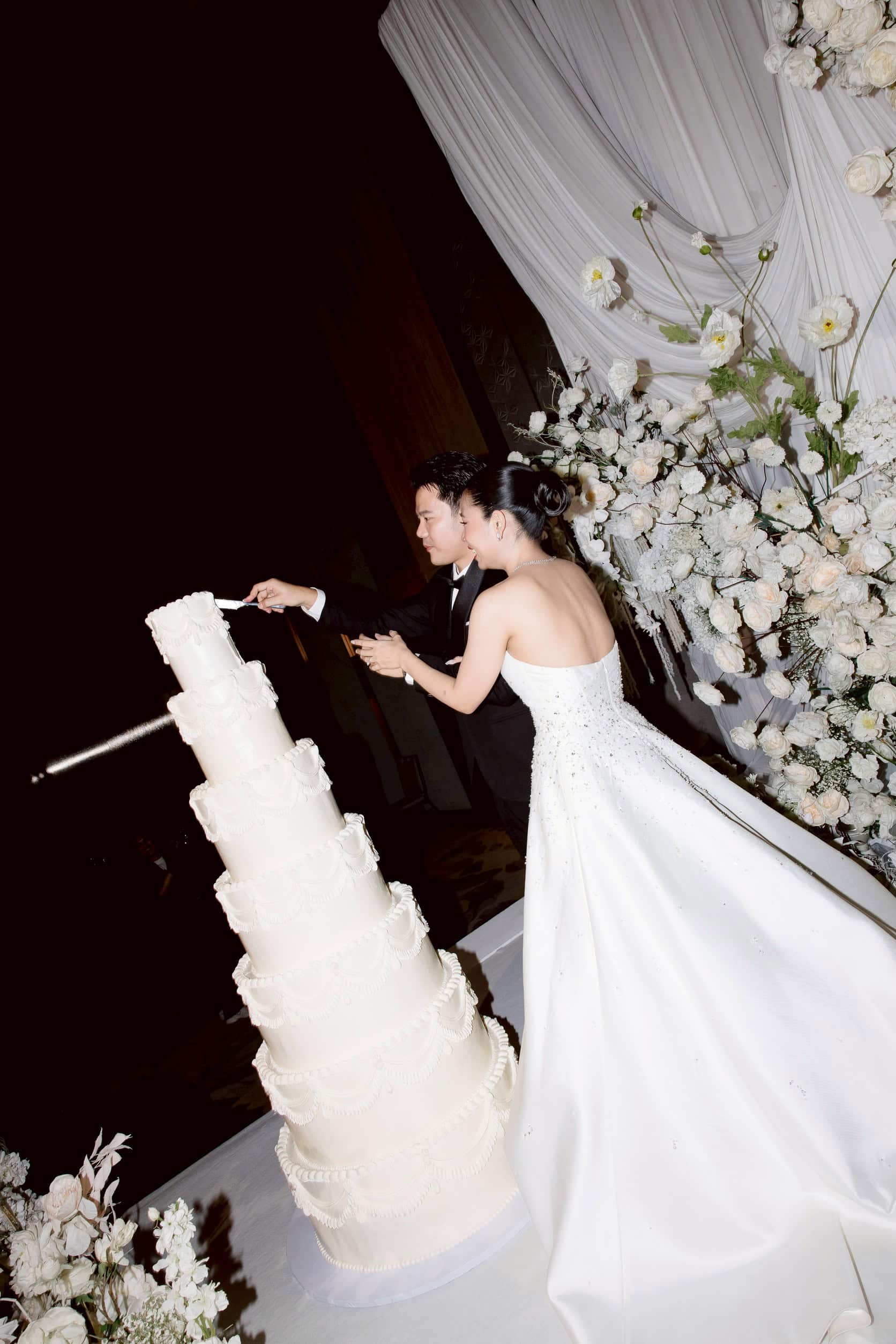 เค้กแต่งงาน 7ชั้น สูงเท่าตัวเจ้าสาว 4 เค้กแต่งงาน 7ชั้น สูงเท่าตัวเจ้าสาว