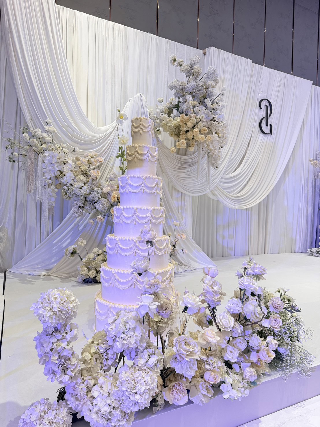 เค้กแต่งงาน 7ชั้น สูงเท่าตัวเจ้าสาว 2 เค้กแต่งงาน 7ชั้น สูงเท่าตัวเจ้าสาว