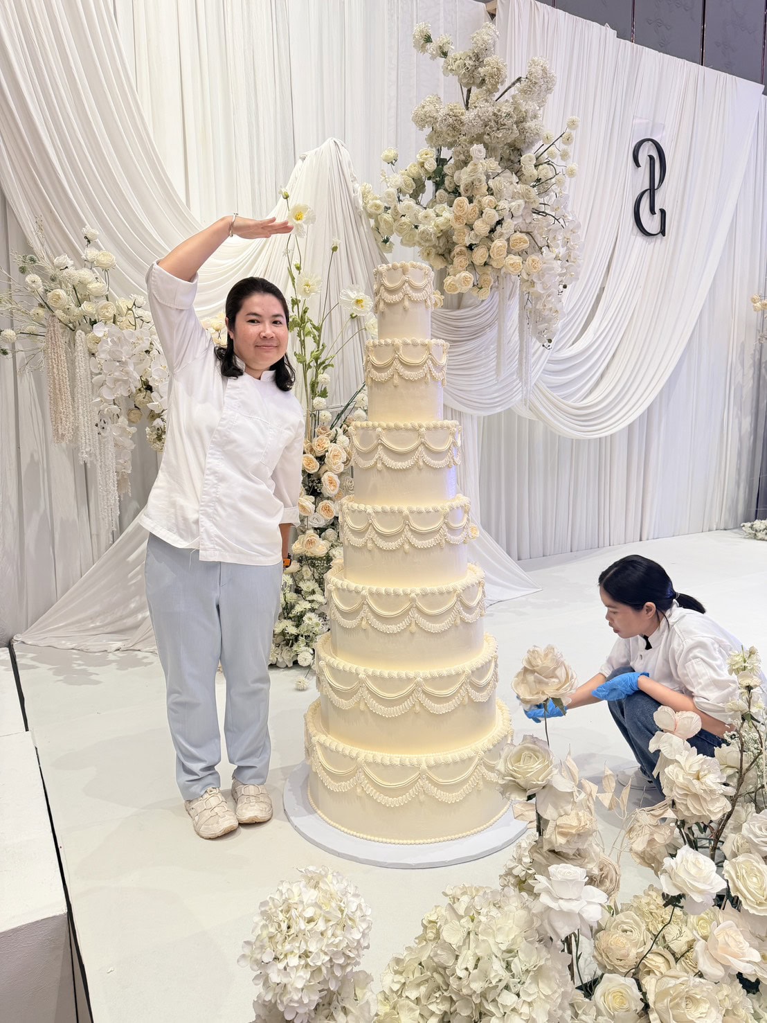 เค้กแต่งงาน 7ชั้น สูงเท่าตัวเจ้าสาว 7 เค้กแต่งงาน 7ชั้น สูงเท่าตัวเจ้าสาว