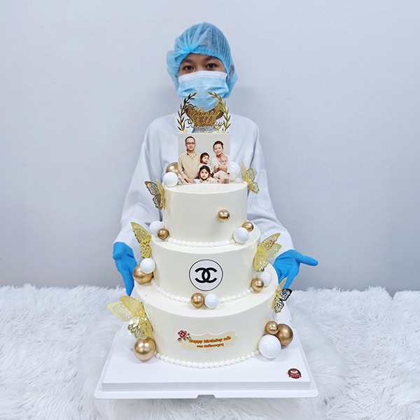 เค้กทรงสูง 3ชั้น Logo Brandname ตกแต่งทองคำ 1 เค้กทรงสูง 3ชั้น Logo Brandname ตกแต่งทองคำ