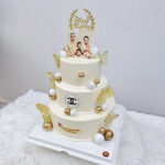 เค้กทรงสูง 3ชั้น Logo Brandname ตกแต่งทองคำ