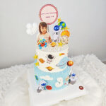 เค้กทรงสูง2ชั้น ธีมสีฟ้าขาว โลกเด็กน้อย