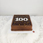 เค้กช็อกโกแลต ใส่ตัวเลข ตกแต่งเกล็ดน้ำตาล