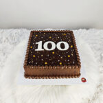 เค้กช็อกโกแลต ใส่ตัวเลข ตกแต่งเกล็ดน้ำตาล